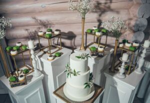 Desertai bei vestuvinis tortas "Saldus duetas" viloje "Pas Šeštoką".