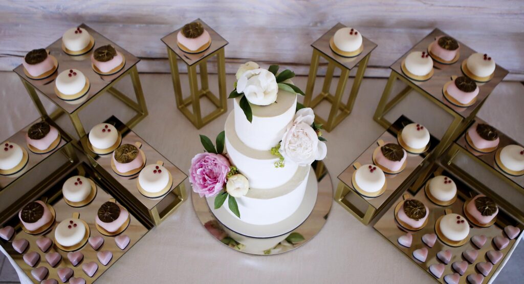 Saldus duetas - vestuvinis tortas ir desertai